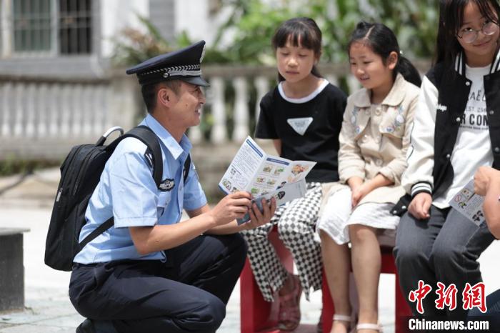 甘肃推广“背包警务”：公安业务背出去民众期盼背回来