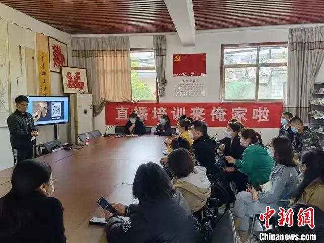 孙十里村邀请直播老师举办多期“美丽庭院 赋能课堂”网络直播培训班。　安丘宣传部供图
