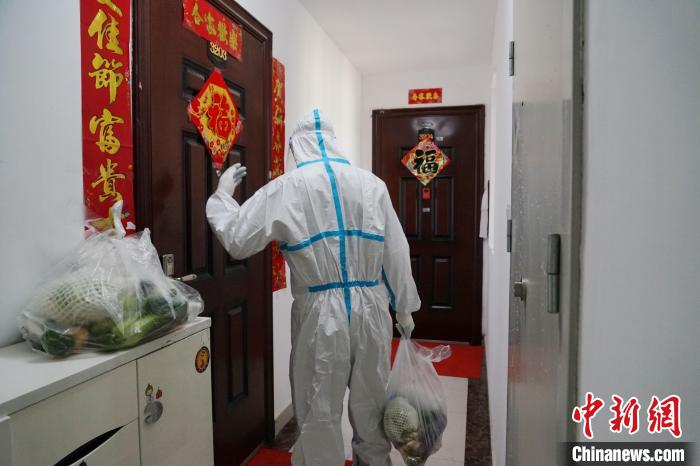 图为志愿队队员配送物资。　马铭言 摄