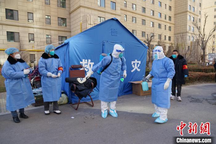 图为志愿队队员进行消杀。　马铭言 摄