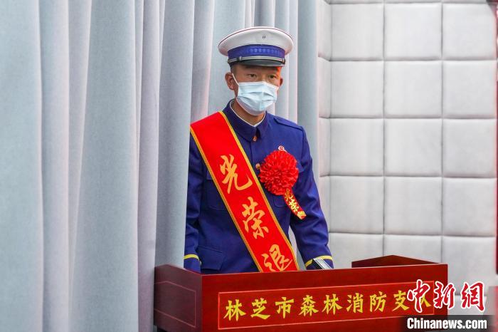 图为杨爱军代表退出消防员深情发言。　杨永龙 摄