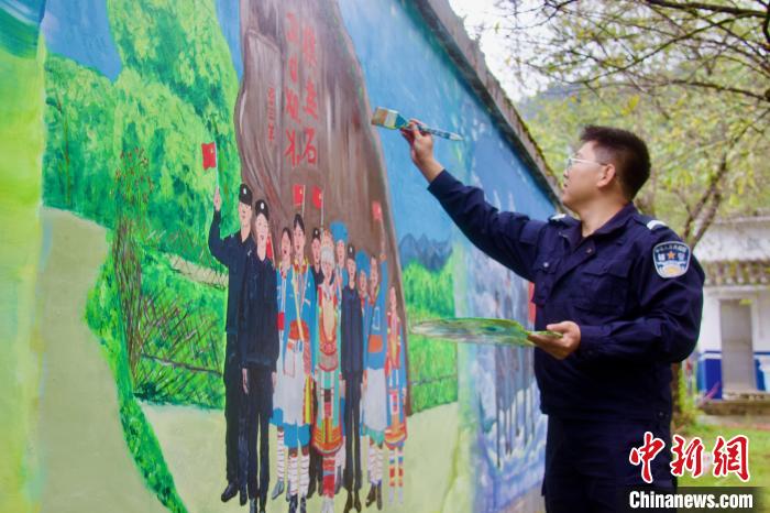 民警手绘墙画描绘边境派出所最美风景