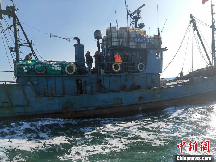 一渔船在山东威海海域进水失控7名遇险渔民获救