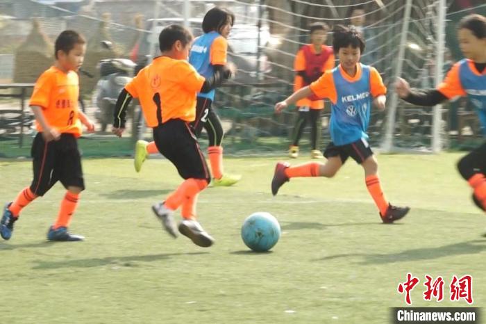 图为一场激烈的乡村足球“世界杯”正在进行。 刘俊聪 摄 图为一场激烈的乡村足球“世界杯”正在进行。 刘俊聪 摄