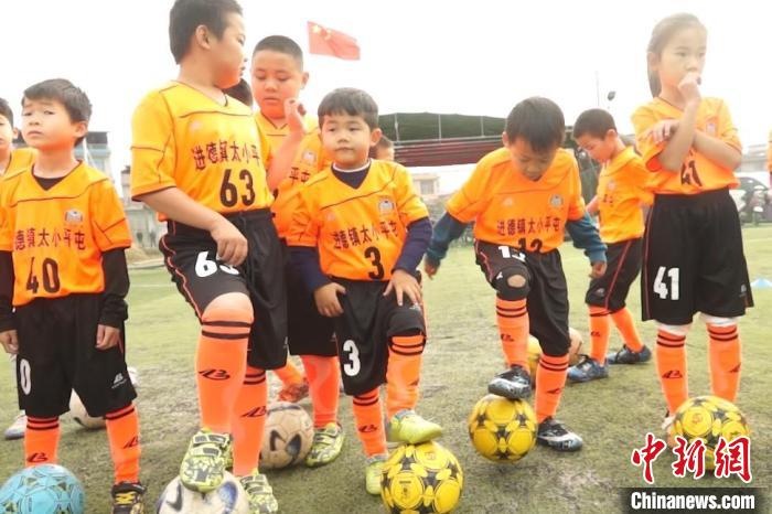 图为孩子们正准备进行训练。 刘俊聪 摄 图为孩子们正准备进行训练。 刘俊聪 摄