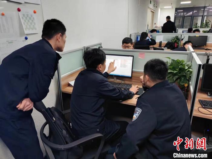 办案人员进行反诈工作 孙飞 摄