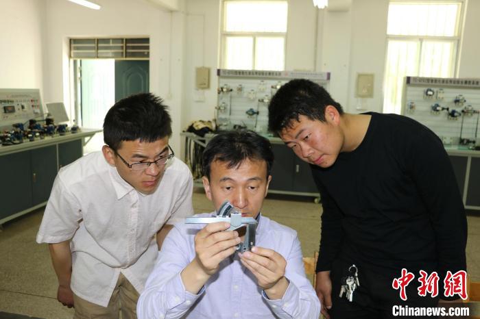图为梁勇给学生们进行“实操”授课。(资料图) 受访者供图