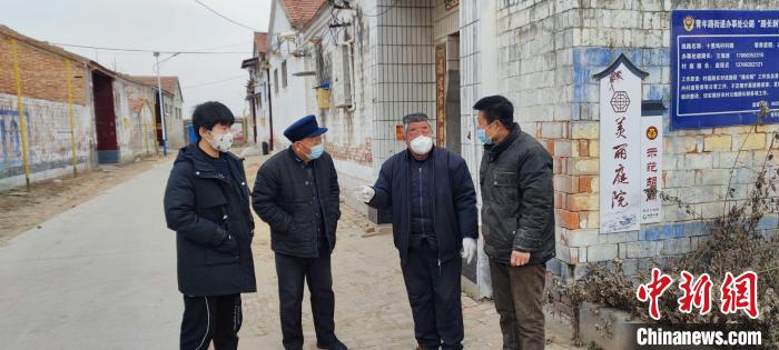 胡同长与村民聊“家长里短”。　孙志涛 摄