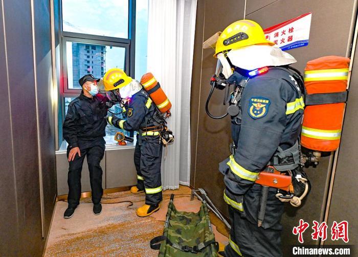 图为演练现场：消防救援人员营救被困人员。(资料图) 白银市消防救援支队供图