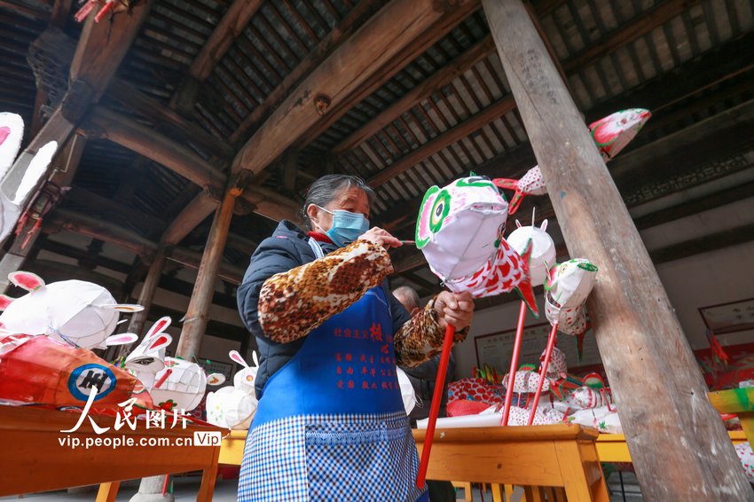 安徽歙县：扎花灯 迎新年
