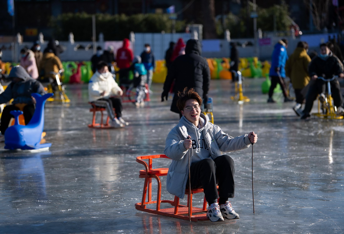 12月27日，市民在北京什刹海冰场休闲。