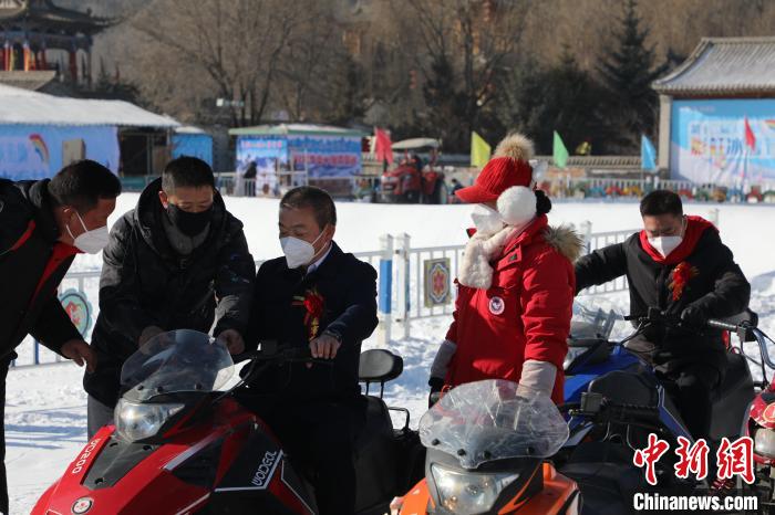 图为游客积极参与到冰雪文旅活动中。　互助县委宣传部供图