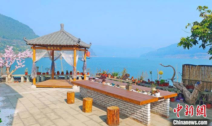 图为青水莲心艺术农庄前院。　郦江渝 摄