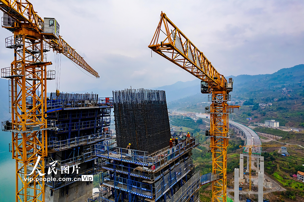 云南绥江：新市金沙江特大桥建设正酣