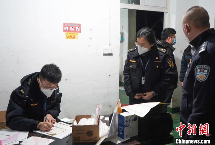 警方联合市场监管部门查处假冒N95口罩窝点。　桐庐公安 供图