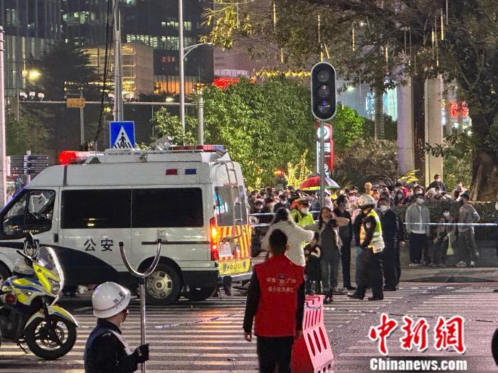 广州商业旺地发生小车碰撞行人事故造成5死13伤