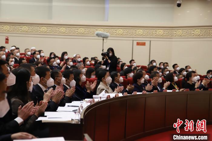 图为大会现场,政协委员为工作报告鼓掌。 祁增蓓 摄 图为大会现场,政协委员为工作报告鼓掌。 祁增蓓 摄