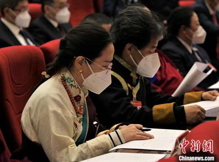图为大会现场,政协委员听取政协工作报告。 祁增蓓 摄 图为大会现场,政协委员听取政协工作报告。 祁增蓓 摄