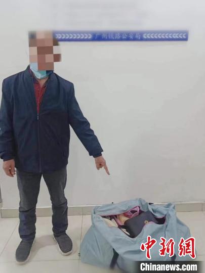 安检口见财起意男子盗窃财物被铁路公安抓获
