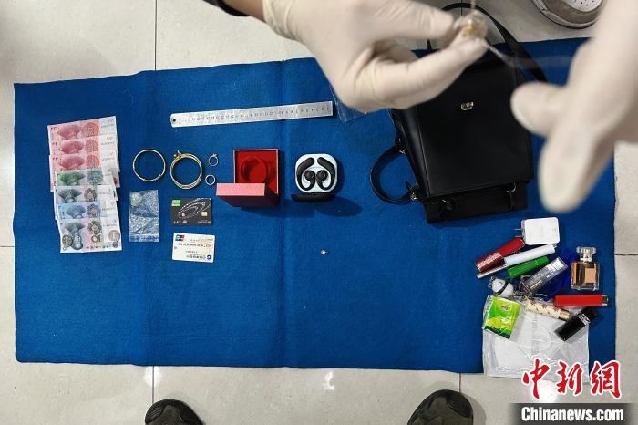 广州东站派出所民警清点被盗赃物 涂德辉 摄