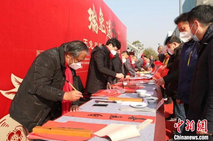 上海市崇明区佛教协会联合崇明区书法家协会举办“瑞兔送福”活动现场。　上海市委统战部供图