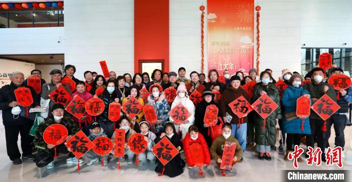 上海市文史研究馆书画家参与“小年纳福 大展宏‘兔’”活动现场。　上海市委统战部供图