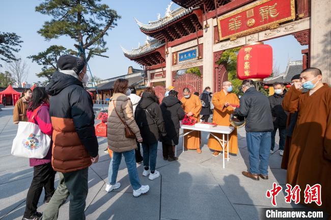 上海龙华寺送“福”字、春联活动现场。　上海市委统战部供图