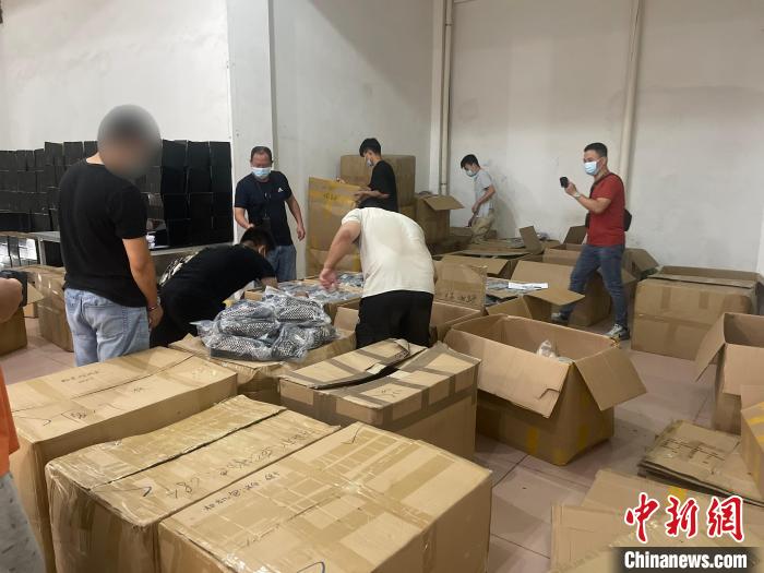 珠海警方缴获假冒注册商标商品一批。　广东省公安厅 供图