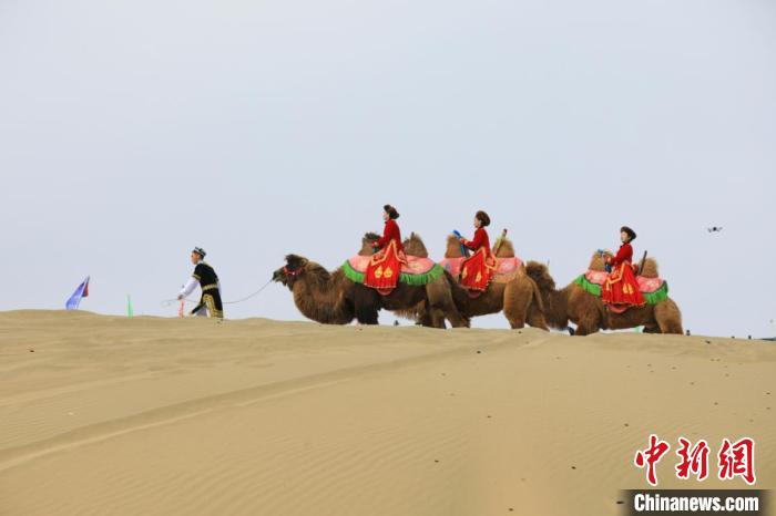 图为沙丘上行来的驼队。　胡侍琦 摄