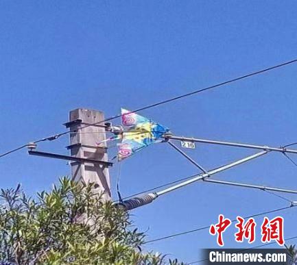3月13日，金山线金山卫至金山园区区间接触网被居民放飞的风筝缠绕。　中国铁路上海局集团有限公司安全监察室供图