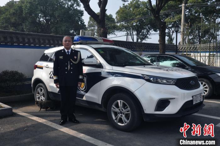 江西五旬民警救下轻生小伙：“护卫群众平安是我的职责”