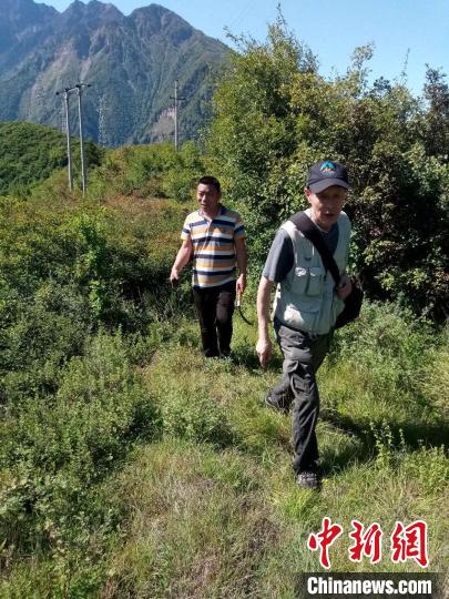 2021年3月,年近八旬的印开蒲在汶川县绵虒镇寻找拍摄点位。 受访者供图 2021年3月,年近八旬的印开蒲在汶川县绵虒镇寻找拍摄点位。 受访者供图