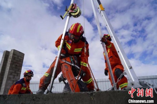 图为地震实战拉动现场,参演人员正在进行垂直救援项目。 玉树消防供图
