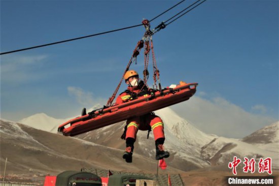 图为地震实战拉动现场,参演人员正在进行悬崖救助项目。 玉树消防供图