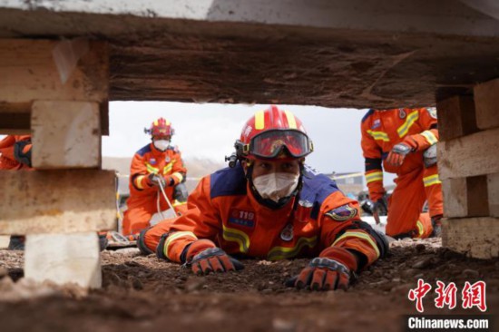 图为地震实战拉动现场,参演人员正在进行顶撑救援项目。 玉树消防供图