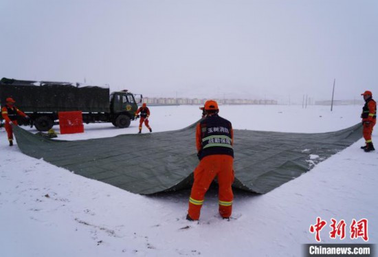 图为地震实战拉动现场,参演人员在极寒天气下搭建指挥帐篷。 玉树消防供图