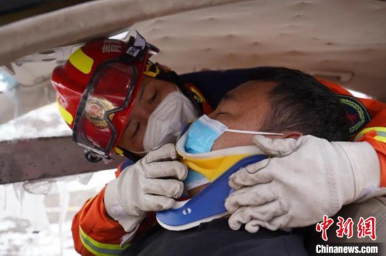 图为地震实战拉动现场,参演人员正在进行车辆事故救援项目。 玉树消防供图