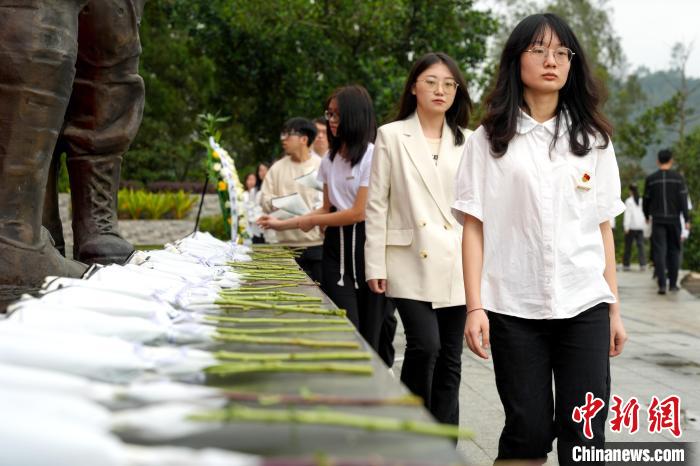 闽南师范大学开展清明缅怀先烈活动。　闽南师范大学学生工作处供图