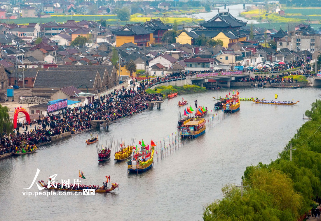 4月5日，各式船只在茅山西大河参加茅山会船（无人机照片）。