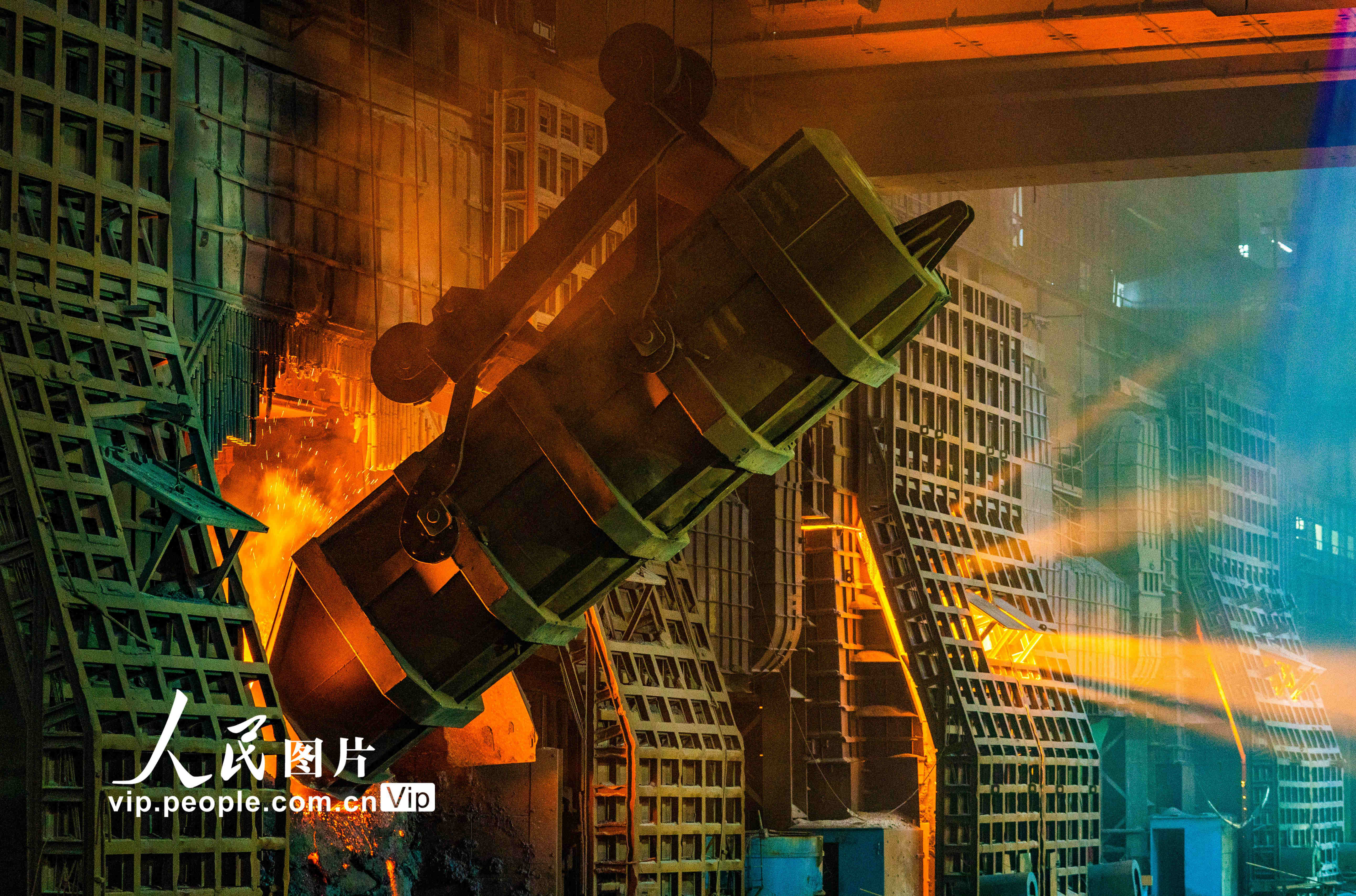 2023年4月24日，江西新余市新钢集团厚板特钢事业部炼钢作业区，行车正在给转炉添加废钢。