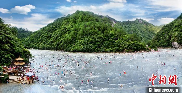 “亲水天堂”屏南白水洋,是世界上唯一的8万多平方米的“浅水广场”。 宁德市委宣传部 供图 “亲水天堂”屏南白水洋,是世界上唯一的8万多平方米的“浅水广场”。 宁德市委宣传部 供图