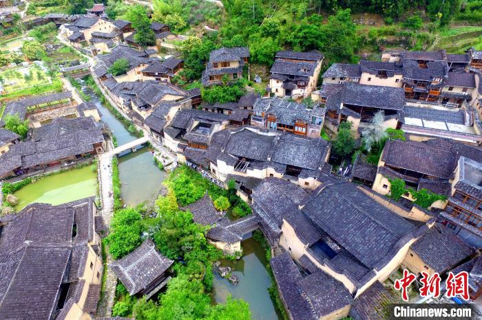空中鸟瞰屏南县龙潭村。 王东明 摄 空中鸟瞰屏南县龙潭村。 王东明 摄