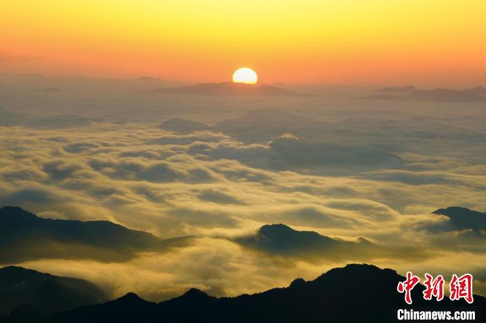 “壶穴奇观”福安白云山有着“中国冰臼的宝库”之美誉,云海景观犹如仙境。 宁德市委宣传部 供图 “壶穴奇观”福安白云山有着“中国冰臼的宝库”之美誉,云海景观犹如仙境。 宁德市委宣传部 供图