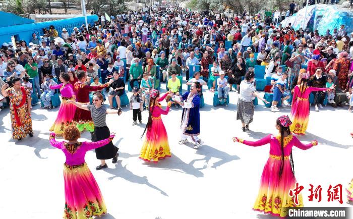 现场游客在一起联欢。 买尔孜娅古丽·阿不来提 摄 现场游客在一起联欢。 买尔孜娅古丽·阿不来提 摄