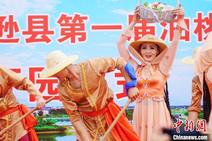 开园仪式上,精彩的歌舞表演。 李靖海 摄 开园仪式上,精彩的歌舞表演。 李靖海 摄