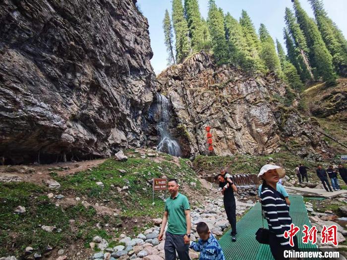 恰西景区内古树参天,绿水环绕。 闫文陆 摄 恰西景区内古树参天,绿水环绕。 闫文陆 摄