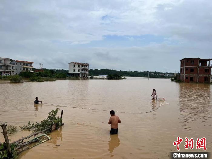 广西北海市合浦县受灾区洪水渐退抢险救援工作仍持续