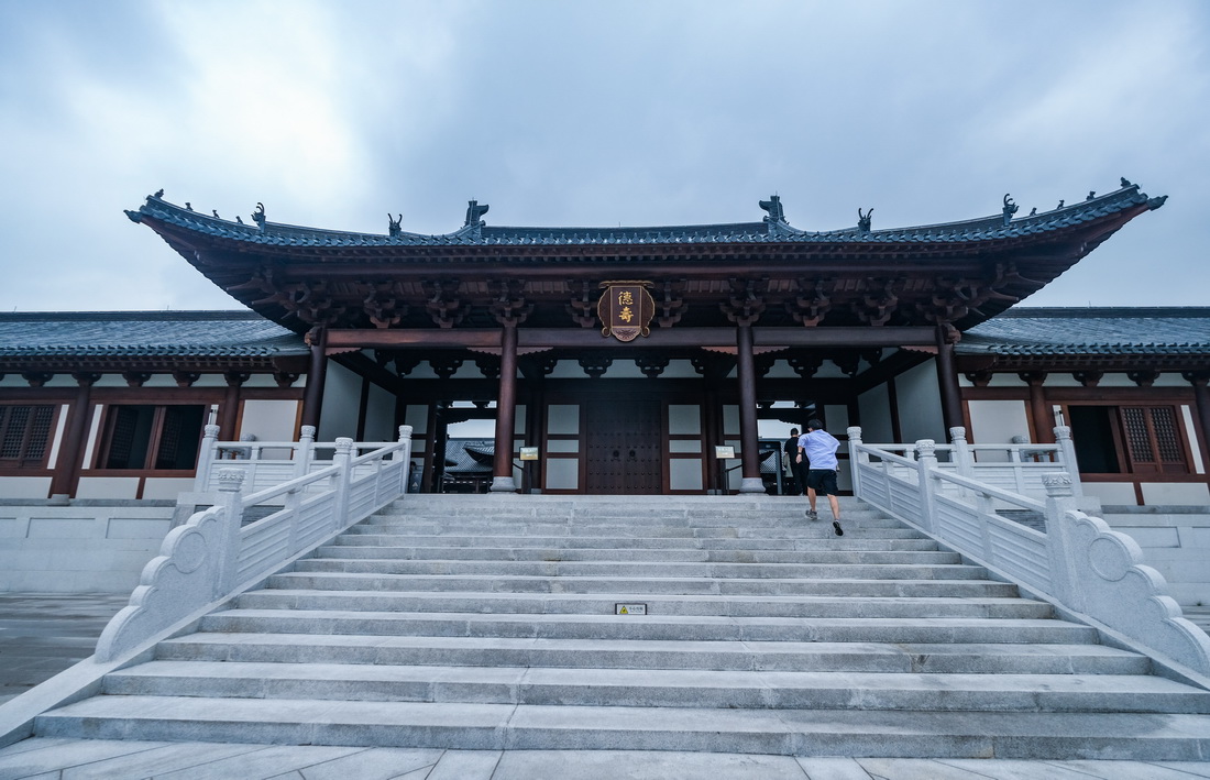 游客在参观南宋德寿宫遗址博物馆（6月6日摄）。新华社记者 徐昱 摄