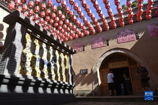 6月23日，游人在三门峡市陕州地坑院景区内游览。