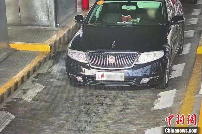 “军官”药店买口罩竟然撕毁口罩上海浦东警方查处一起冒牌军官案件